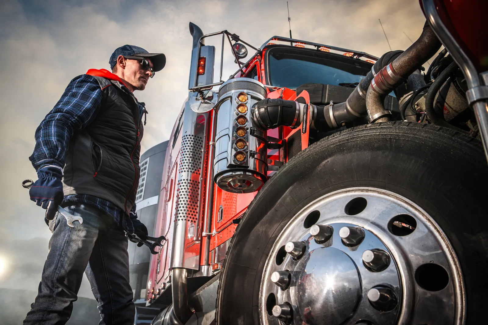 Mechanic inspecting a commercial fleet vehicle, the maintenance records that matter in a Sarasota company vehicle injury claim